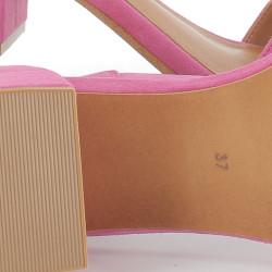chaussures ouvertes à talons roses en cuir daim