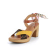 Nu-pieds à talons marron et jaune en cuir