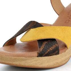 Nu-pieds à talons marron et jaune en cuir