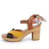 Nu-pieds à talons marron et jaune en cuir