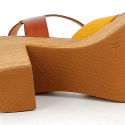 Nu-pieds à talons marron et jaune en cuir