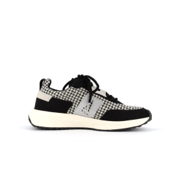 basket noire et blanche