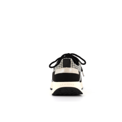 basket noire et blanche