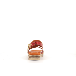 nu pied rouge en cuir