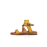 nu pied montant en cuir jaune