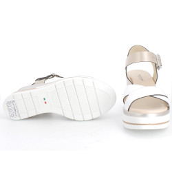Nu-pieds compensé beige en cuir