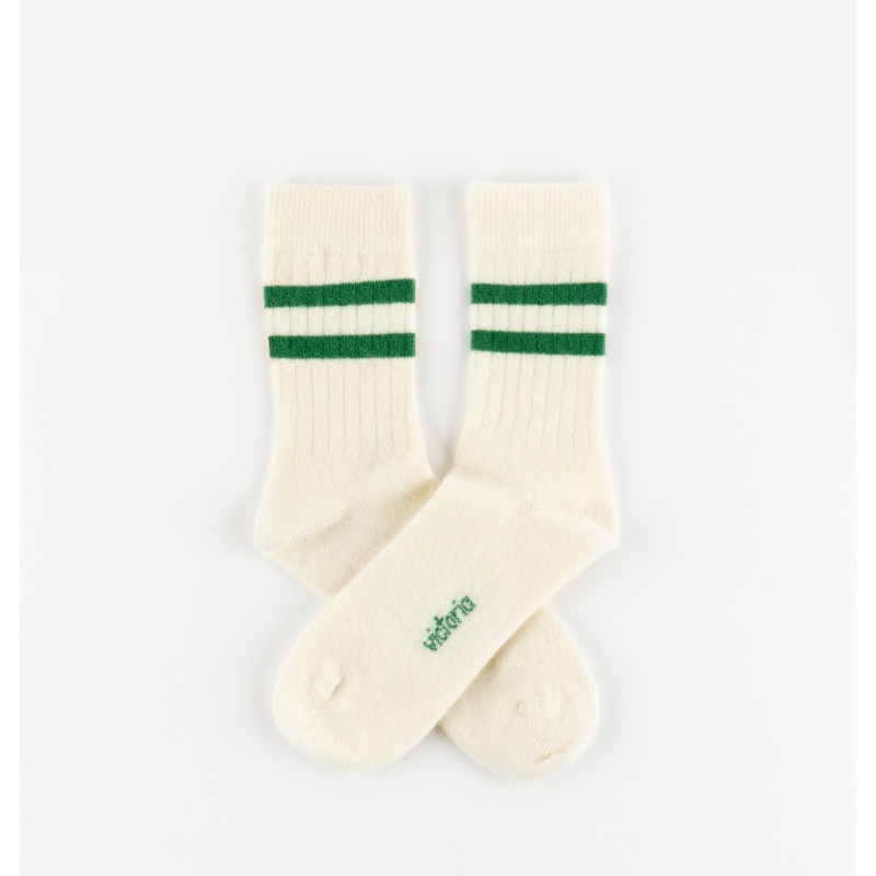 Chaussettes blanches et rayures vertes