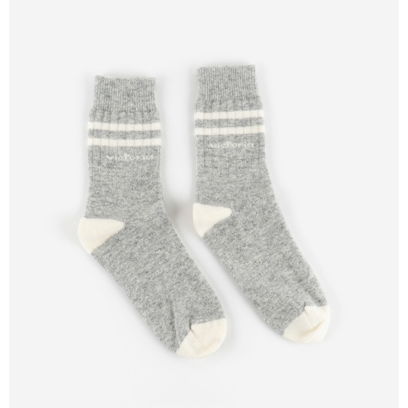 Chaussettes grises et rayures blanches