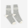 Chaussettes grises et rayures blanches