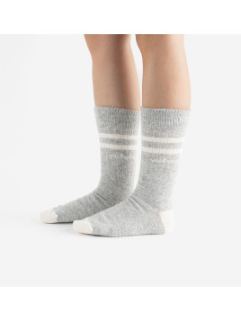 Chaussettes grises et rayures blanches