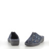 Mules bleues en textile avec broderies