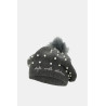 Bonnet gris avec pompom et décorations