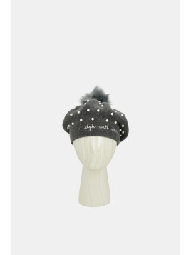 Bonnet gris avec pompom et décorations