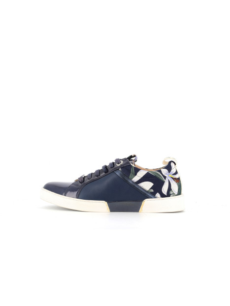 basket marine a motif en cuir